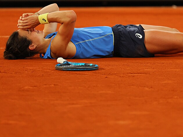 Lois Boissonov� se emotivn� raduje z postupu do semifin�le Roland Garros.