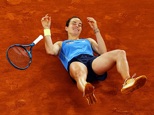 Lois Boissonov� se emotivn� raduje z postupu do semifin�le Roland Garros.