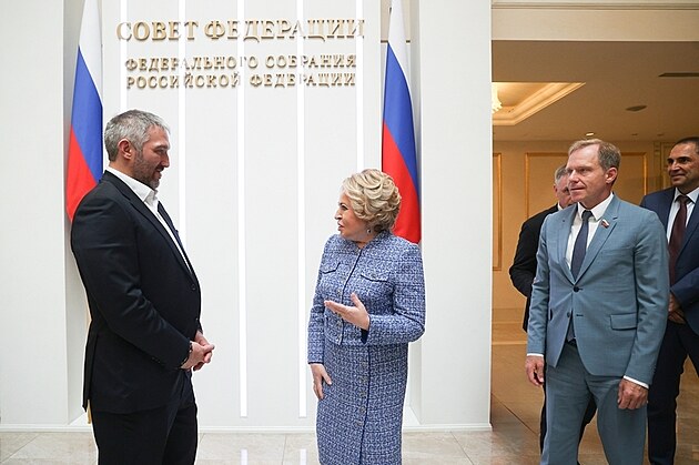Hokejista Alexandr Ove�kin diskutuje s p�edsedkyni horní komory ruského...