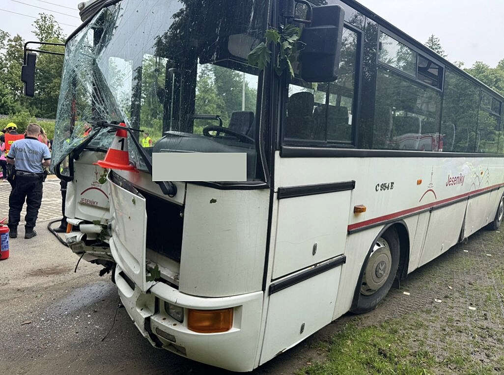 Na parkovi�ti u hornického skanzenu ve Zlatých Horách havaroval autobus plný...