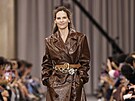 Kovové pásky navrstvila designérka Miuccia Prada také s elegantn�j�ími ko�enými...