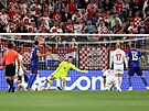 Jo�ko Gvardiol z Chorvatska st�ílí gól, který byl posléze odvolán kv�li ofsajdu.