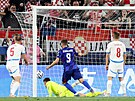 Andrej Kramari� z Chorvatska dává gól v utkání s �eskem.