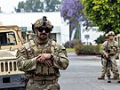 P�íslu�níci Kalifornské národní gardy stojí na strá�i na parkovi�ti u...