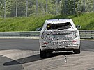 �pioná�ní snímky prototypu sedmimístného elektrického SUV �kody vycházejícího...