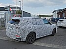 �pioná�ní snímky prototypu sedmimístného elektrického SUV �kody vycházejícího...