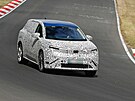 �pioná�ní snímky prototypu sedmimístného elektrického SUV �kody vycházejícího...