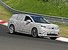 �pioná�ní snímky prototypu sedmimístného elektrického SUV �kody vycházejícího...
