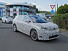 �pioná�ní snímky prototypu sedmimístného elektrického SUV �kody vycházejícího...