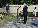 Na mstskm hbitov v atci odhalili pamtn desku u pleitosti 80. vro...