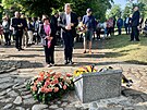 Na mstskm hbitov v atci odhalili pamtn desku u pleitosti 80. vro...