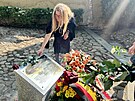 Na mstskm hbitov v atci odhalili pamtn desku u pleitosti 80. vro...