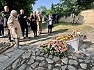 Na mstskm hbitov v atci odhalili pamtn desku u pleitosti 80. vro...