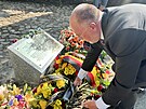 Na mstskm hbitov v atci odhalili pamtn desku u pleitosti 80. vro...