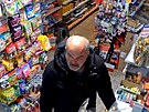 Policie hled mue, kterho zachytila kamera v obchod.
