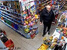 Policie hled mue, kterho zachytila kamera v obchod.