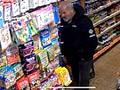 Policie hled mue, kterho zachytila kamera v obchod.
