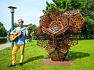Na Sokolskm ostrov, kousek od soutoku Male a Vltavy, vystavuje svou ocelovou...