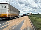 Vysypan obil z kamionu blokuje jeden odboovac pruh na Praskm okruhu. (2....