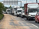 Vysypan obil z kamionu blokuje jeden odboovac pruh na Praskm okruhu. (2....