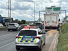 Vysypan obil z kamionu blokuje jeden odboovac pruh na Praskm okruhu. (2....