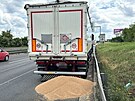 Vysypan obil z kamionu blokuje jeden odboovac pruh na Praskm okruhu. (2....