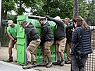 Pracovnci Zoo Praha pipravuj kon Pevalskho k transportu. (2. ervna 2025)