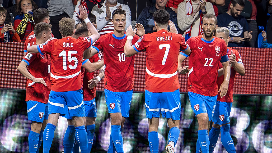 �e�tí fotbalisté oslavují trefu Patrika Schicka.