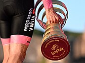 Simon Yates z Vismy slaví spolu s paráky vítzství ve 108. roníku Gira