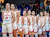 eské basketbalistky naslouchají hymn ped zápasem s Lotyskem.