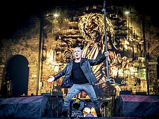 Bruce Dickinson, zpvák Iron Maiden, na koncert v Letanech (31. kvtna 2025,...