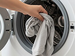 Toto tri�ko bylo kdysi bílé. Pomocí peroxidu a sody se mu vrátí p�vodní barva.