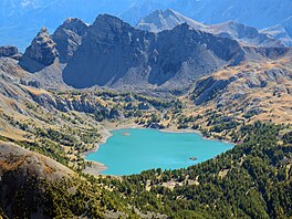 K jezeru Lac d�Allos se nevydávejte za koupelí. Jezero pod svahy t�ítisícové...