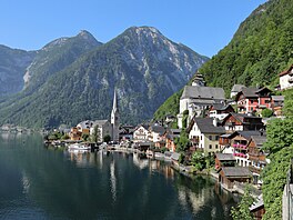 Ze snímk� Hallstätter See, tedy rakouského Hal�tatského jezera, p�echází zrak....