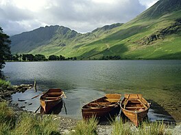 Na map� severozápadu anglického Lake District se nevelké Buttermere ztrácí....