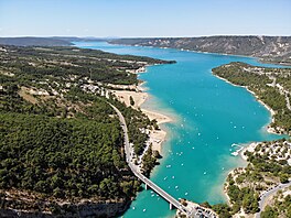 Na map� Provence ho najdete snadno, Lac de Sainte-Croix le�í p�ímo uprost�ed....