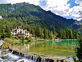 Jihotyrolské Lago di Dobbiaco, usazené v Pusterském údolí (Val Pusteria), není...