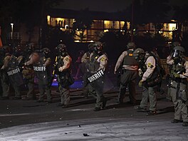 V Los Angeles probíhá razie imigraního úadu, proti které se strhnul protest...