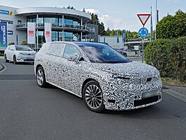 pionání snímky prototypu sedmimístného elektrického SUV kody vycházejícího...