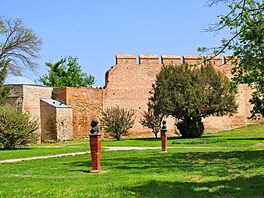 Díky dominantní poloze na návr�í ostrohu spra�ové terasy nad Dunajem a vysokým...