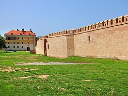 Nyn�j�í hradby pocházejí zhruba z p�le 15. století, kdy tady sídlil mocný...