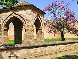 Nedaleko od lázní se pak ty�í elegantní altánek s oblouky typickými pro...