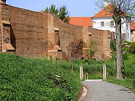 Na rozdíl od Dubrovníku ilockým hradbám udává tón k�iklavá �erve� pálených...