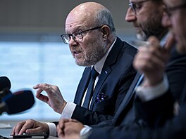 Ministr zdravotnictví Vlastimil Válek na tiskové konferenci Státního ústavu pro...