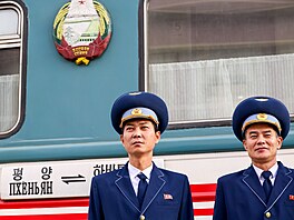 Vlak mezi KLDR a Ruskem znovu jezdí p�es jediný pozemní p�echod na most� p�es...