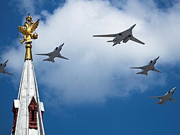Ruské letouny Tu-160 a Tu-22M3 letí nad Rudým námstím bhem pehlídky ke Dni...