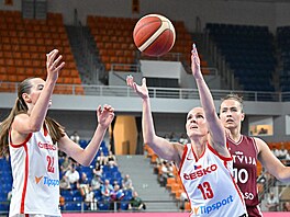 Emma echová a Petra Holeínská chrání mí ped Aleksou Gulbovou z Lotyska.