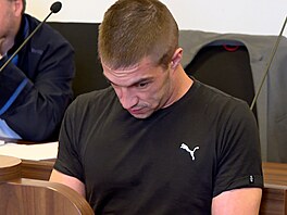 Obalovaný Tomá Láznika u Mstského soudu v Praze (2. ervna 2025)