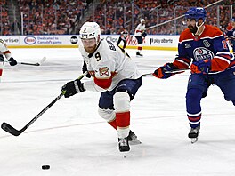 Sam Bennett (vlevo) z Floridy kontroluje puk ped Evanem Bouchardem z Edmontonu...