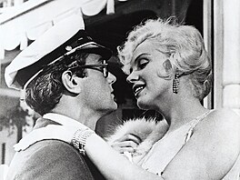 Tony Curtis zazá�il v komedii N�kdo to rád horké po boku Marilyn Monroe....